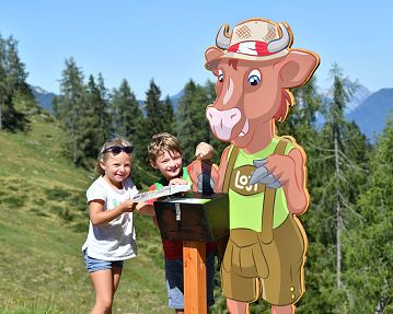 Kinder bei Erlebnisstation c Almenwelt Lofer