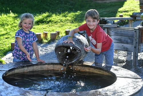 Kinder beim Erlebnisspielplatz c Almenwelt Lofer