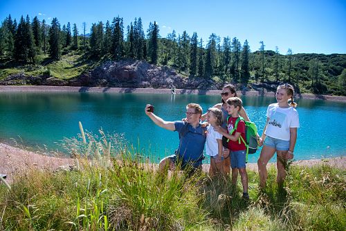 Familie beim Marmorsee in der Almenwelt Lofer c Almenwelt Lofer
